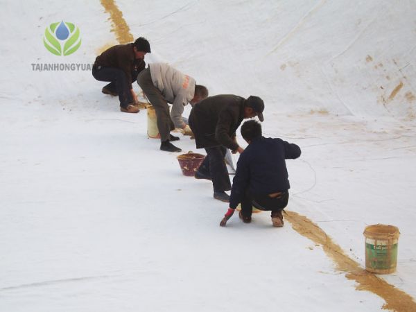 膨润土防水毯在铺设时对基面有什么要求